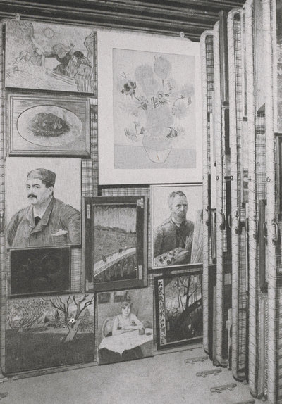 Interieur van de ondergrondse kluis in de duinen bij Castricum. Verschillende werken van Vincent van Gogh zijn hierop te zien.